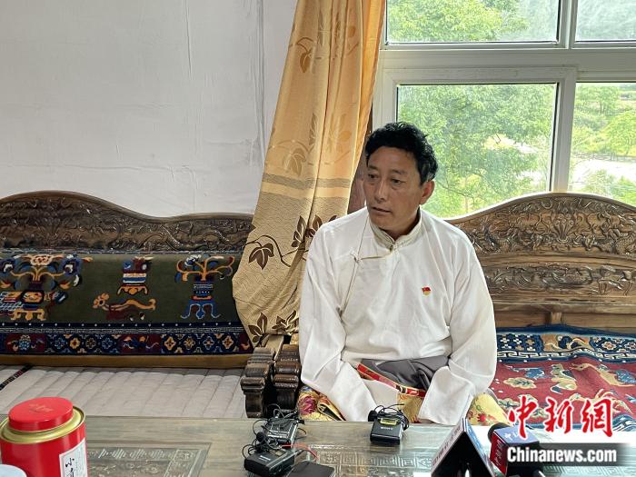 巴卡村黨支部書記、村委會(huì)主任尼瑪次仁。周璟 攝