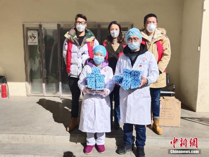 圖后排中間為萍措。(資料圖片) <a target='_blank' ><p  align=