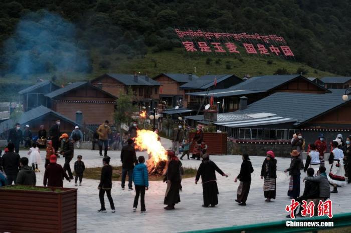 圖為8月5日，玉麥鄉(xiāng)民眾在鄉(xiāng)里跳鍋莊舞，從前的“三人鄉(xiāng)”熱鬧起來(lái)了。 <a target='_blank' ></p><p  align=