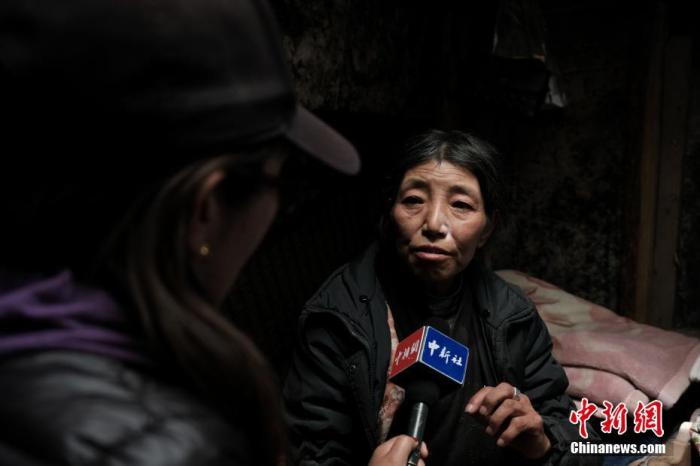 圖為8月6日，卓嘎在牧場(chǎng)小屋內(nèi)接受<a target='_blank' ></p><p  align=