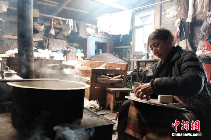 圖為8月6日，60歲的卓嘎在玉麥鄉(xiāng)牧場(chǎng)放牧點(diǎn)制作奶渣。 <a target='_blank' ></p><p  align=