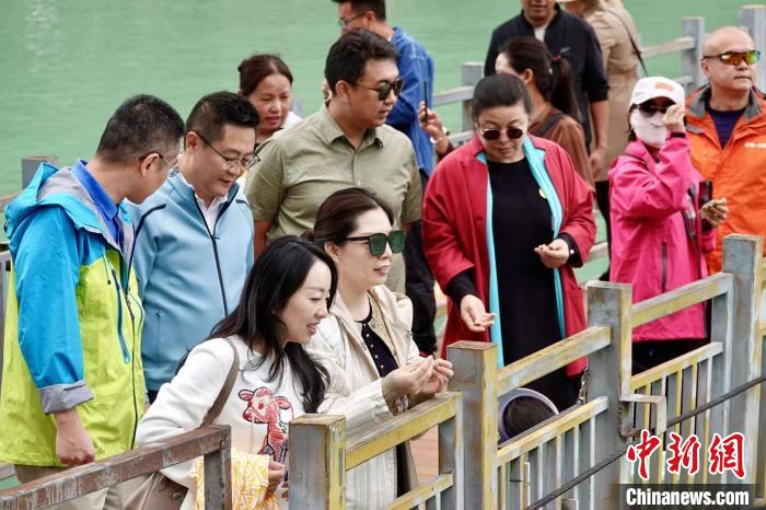 全國新的社會階層人士服務(wù)團考察林芝巴河鎮(zhèn)生態(tài)保護項目。　尼瑪?shù)┰龉﹫D