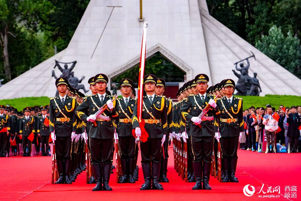 8月19日10時，慶祝西藏和平解放70周年大會在拉薩市布達拉宮廣場隆重舉行。這是大會舉行升旗儀式。徐馭堯 攝