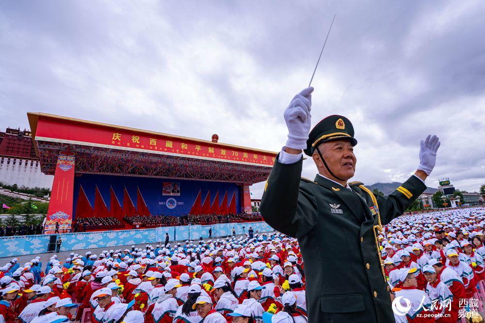 8月19日10時(shí)，慶祝西藏和平解放70周年大會(huì)在拉薩市布達(dá)拉宮廣場(chǎng)隆重舉行。徐馭堯 攝