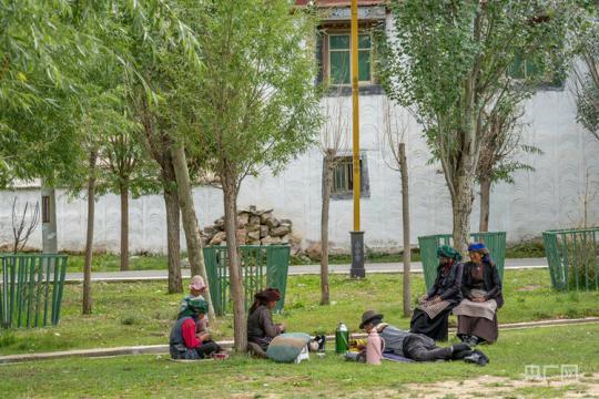 【走進鄉(xiāng)村看小康】西藏塔巴村:村美陶美人更美