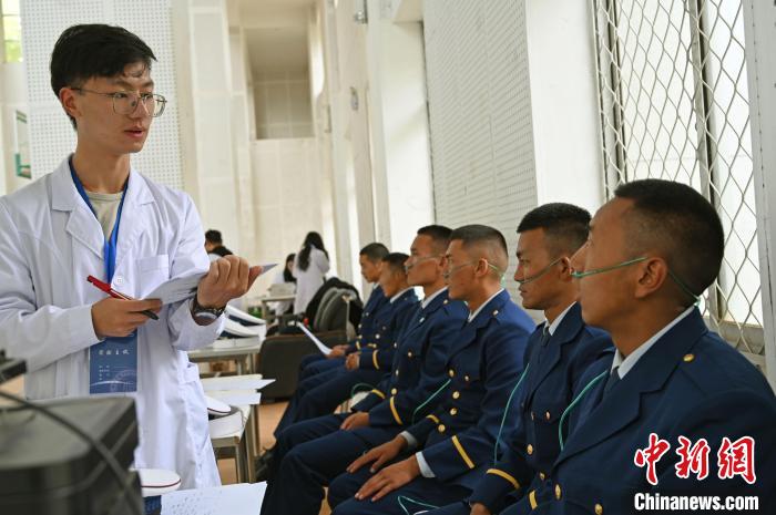 圖為研究團隊成員登記消防員信息?！≮w朗 攝