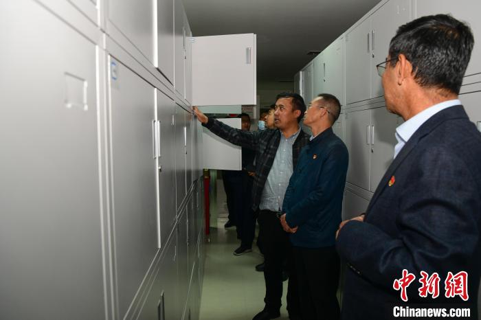 圖為參加西藏三大重點(diǎn)文物保護(hù)維修工程檔案移交進(jìn)館儀式人員參觀拉薩市檔案館?！∝暩聛硭?攝