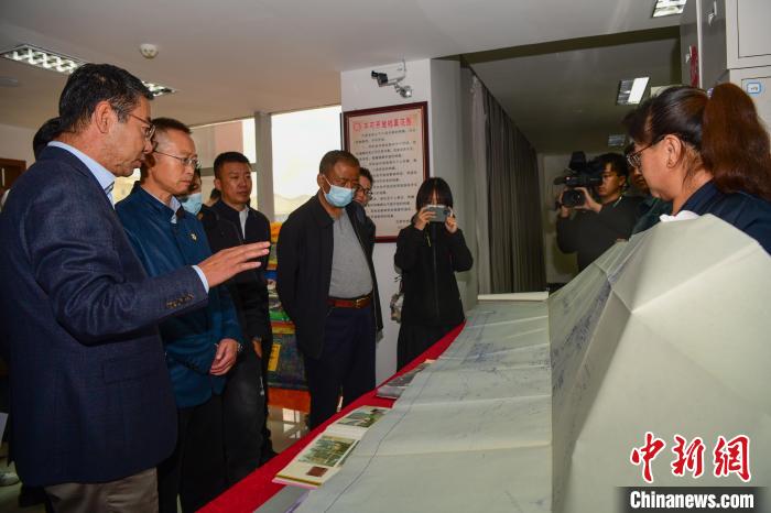 圖為參加西藏三大重點(diǎn)文物保護(hù)維修工程檔案移交進(jìn)館儀式人員參觀布達(dá)拉宮手繪圖紙?！∝暩聛硭?攝