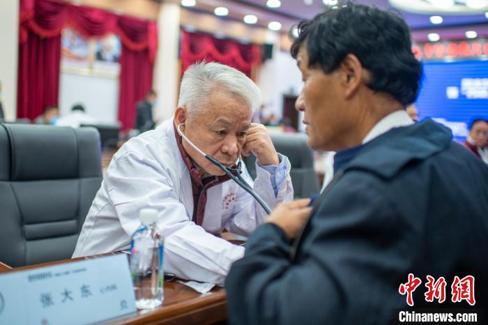 圖為專家團隊在日喀則市開展義診活動?！〉┰雠?攝