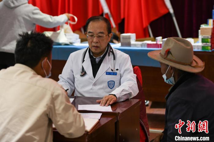 北京大學(xué)人民醫(yī)院心臟中心副主任、博士生導(dǎo)師王偉民為農(nóng)牧民問診。　江飛波 攝