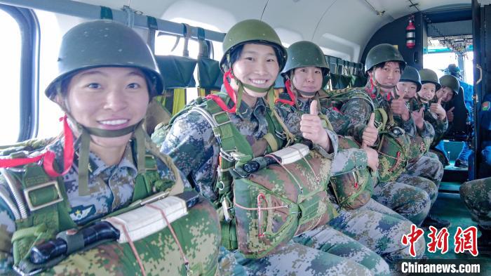 圖為女兵們在直升機上準備跳傘。　王述東 攝