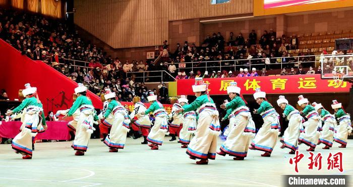 圖為西藏老年舞蹈隊齊跳傳統(tǒng)鍋莊舞。　貢桑拉姆 攝