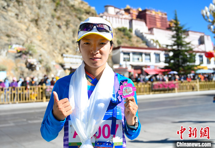 圖為女子半程馬拉松冠軍次仁措姆。 <a target='_blank' ><p  align=