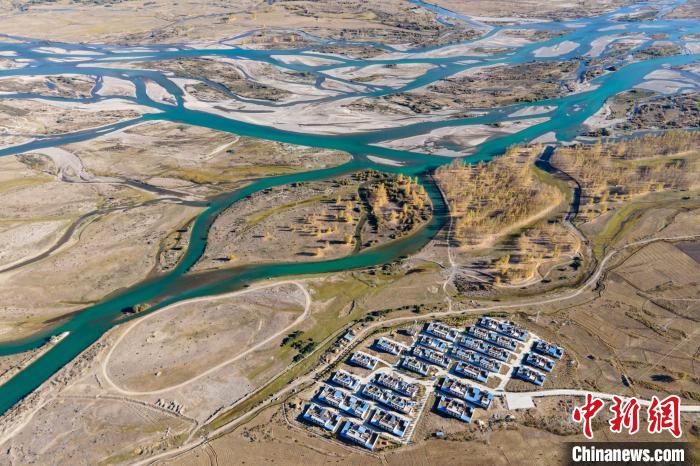 圖為10月16日，航拍高原河流拉薩河辮狀水系和河畔村莊，一派和諧景象。　江飛波 攝