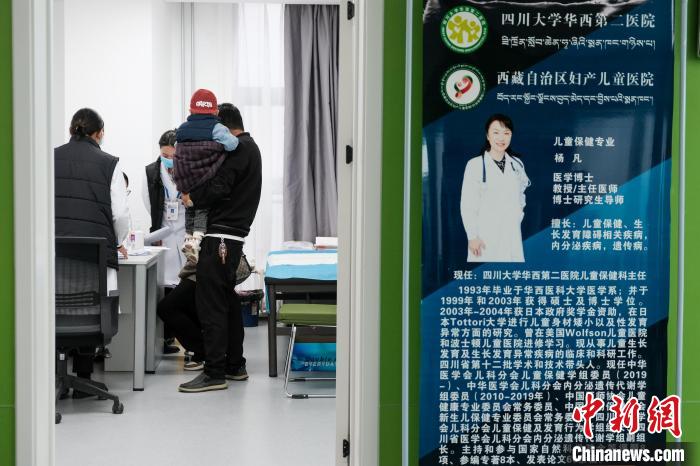 圖為四川大學華西第二醫(yī)院專家接診。　江飛波 攝