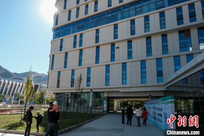 因疫情防控需要，此次義診活動進行了人數(shù)限定。圖為西藏民眾帶著孩子到醫(yī)院就診?！〗w波 攝