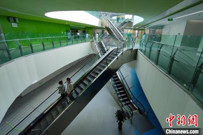 圖為西藏自治區(qū)婦產(chǎn)兒童醫(yī)院內(nèi)景?！〗w波 攝