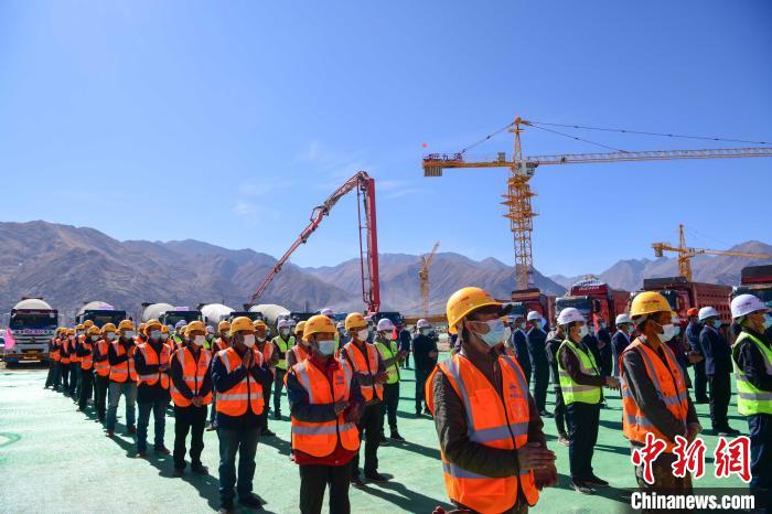 圖為人大附中拉薩學校開工奠基儀式現(xiàn)場?！∝暩聛硭?攝