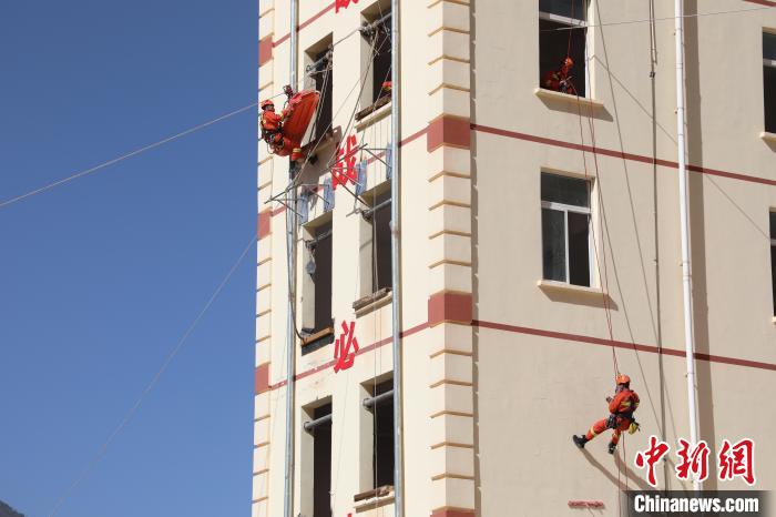 圖為消防指戰(zhàn)員進行繩索救援演練。　朱科熹 攝