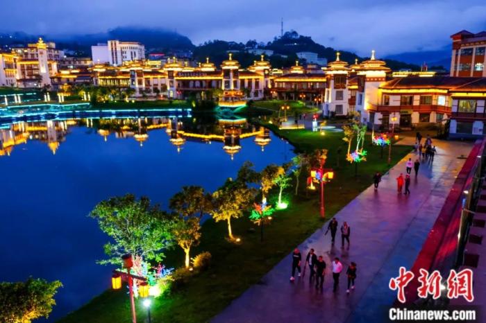 墨脫入夜，華燈初上，昔日“高原孤島”如今日漸繁華。