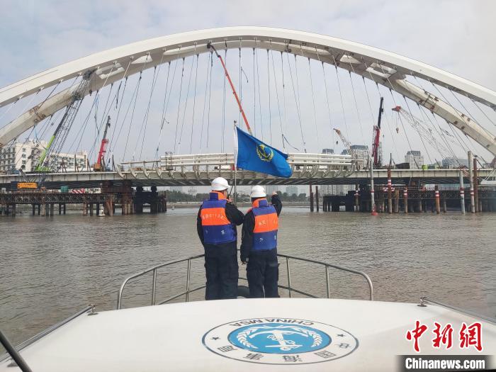 藏族小伙甲板上的春節(jié):從雪域高原到深藍(lán)大海