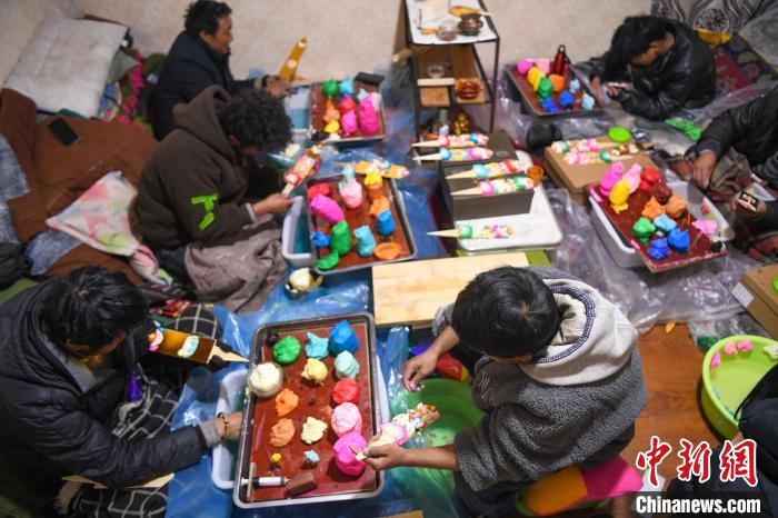 圖為拉薩手藝人制作年貨酥油花?！∝暩聛硭?攝