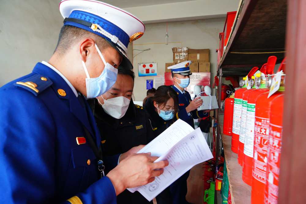 檢查消防器材。圖片由那曲消防提供