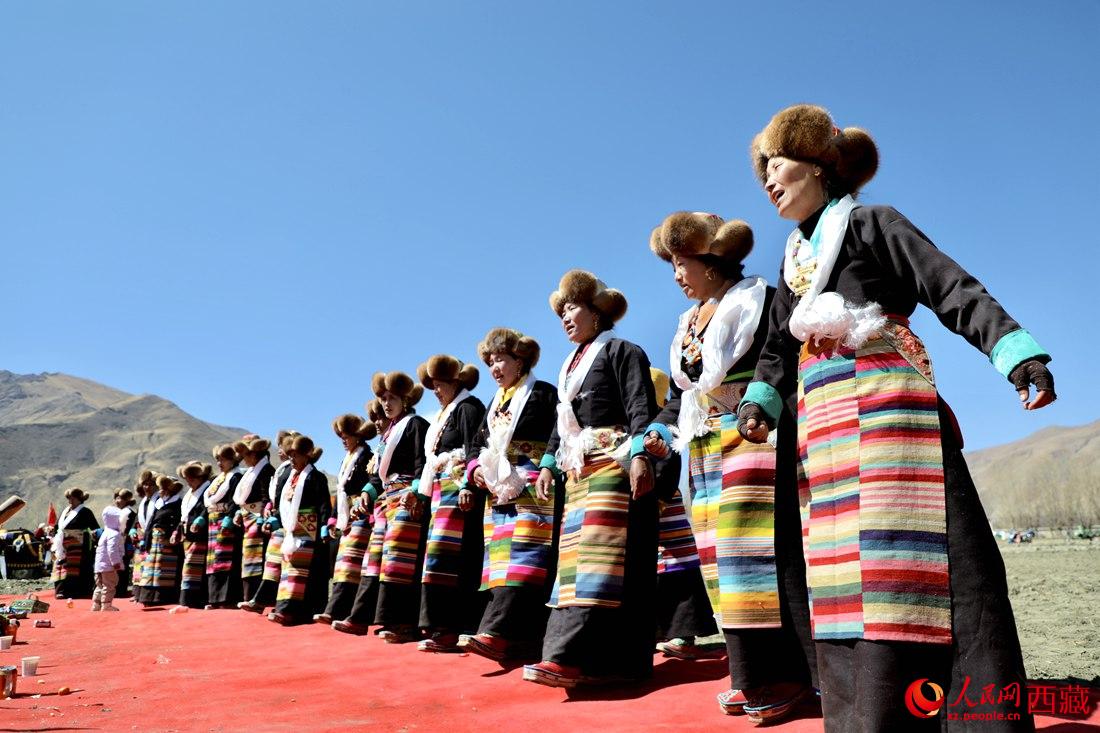 儀式結(jié)束后，農(nóng)田上仍洋溢著喜慶氣氛，村民們邊唱邊跳起了鍋莊舞。人民網(wǎng) 次仁羅布攝