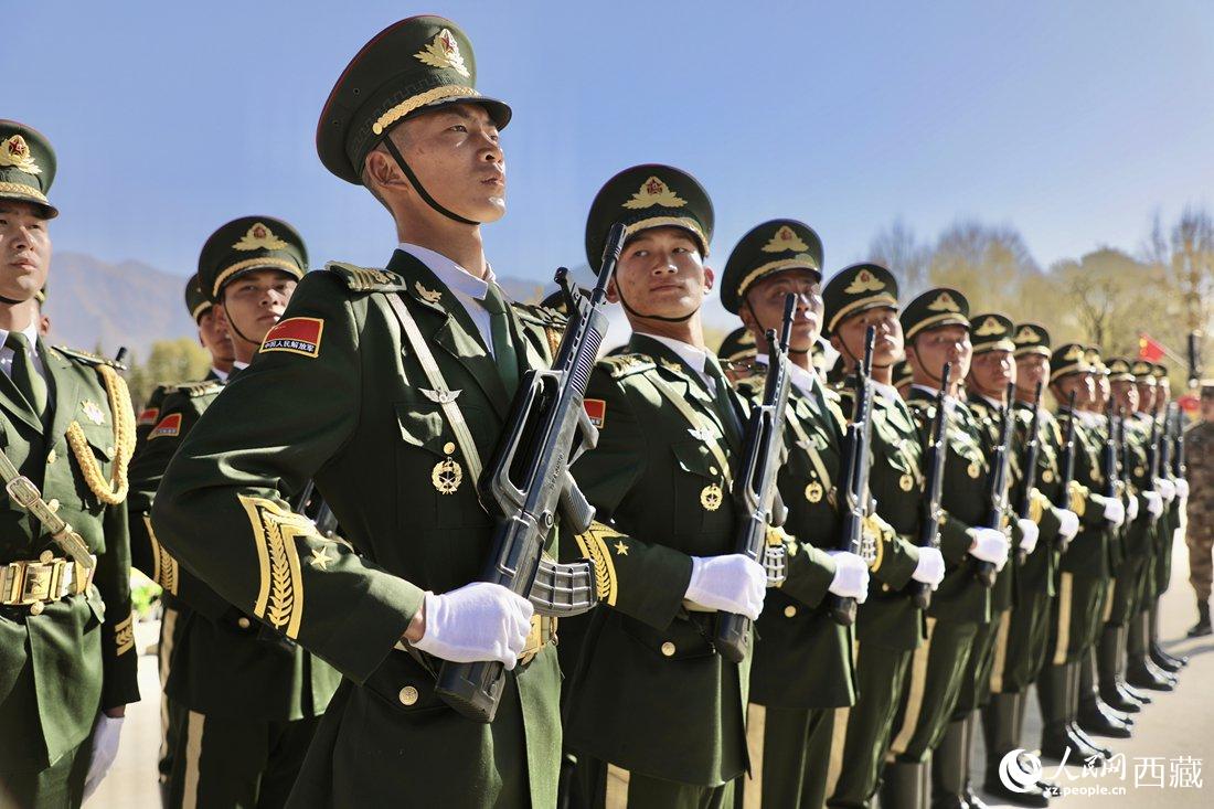 國旗護(hù)衛(wèi)隊(duì)隊(duì)員。人民網(wǎng)次仁羅布 攝