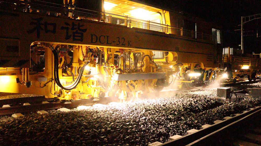 拉林鐵路迎來“大黃蜂”。祁國慶攝