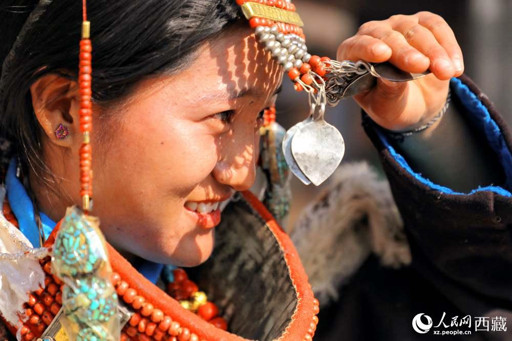 撩起“神秘面紗”。人民網(wǎng) 李海霞