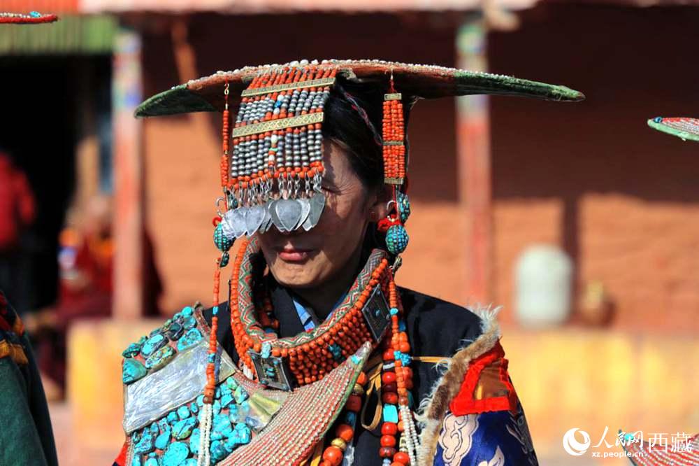 普蘭群眾展示特色服飾。人民網(wǎng) 李海霞攝