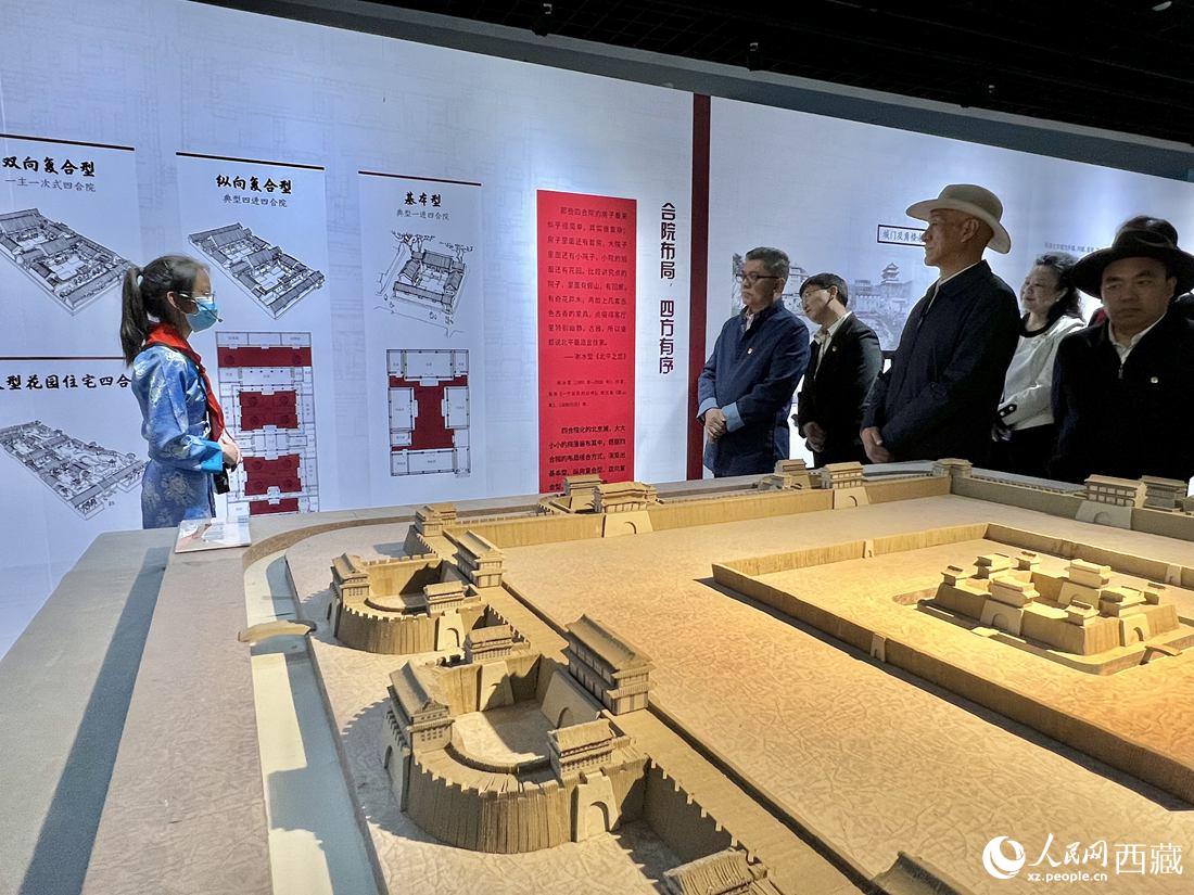 參觀人員認(rèn)真聆聽講解員的解說。人民網(wǎng) 次仁羅布攝