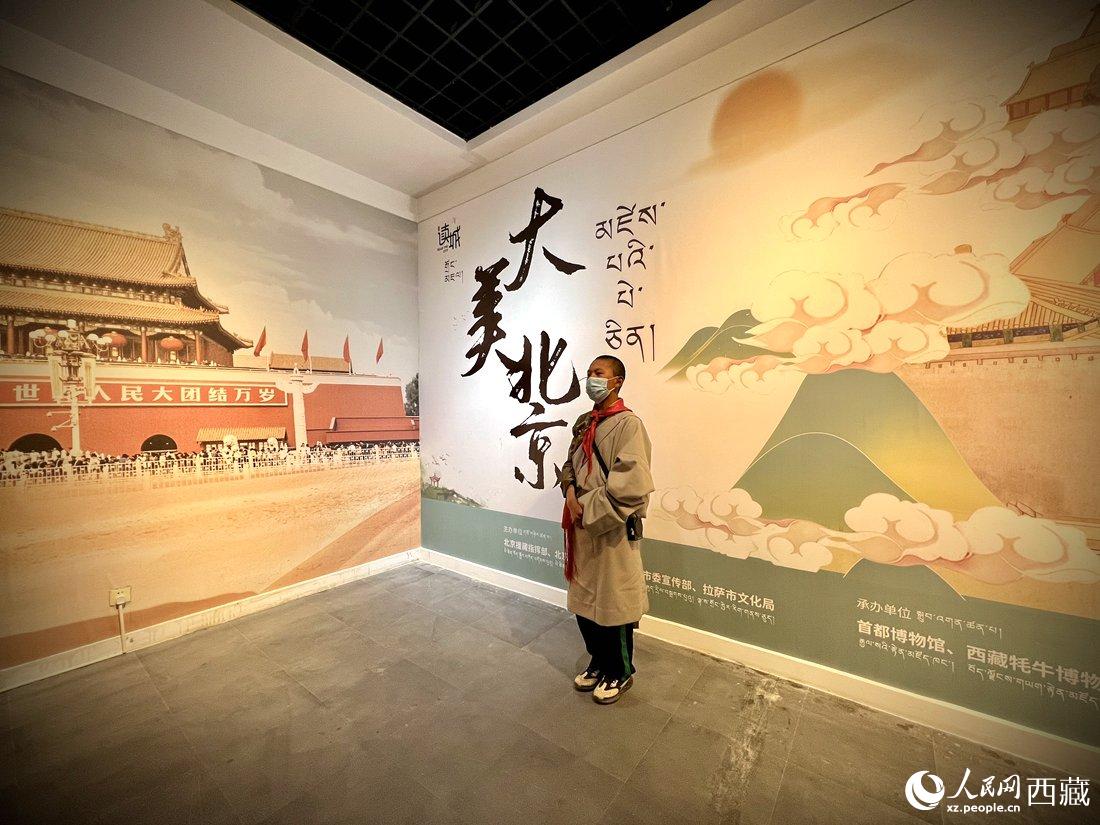 拉薩市北京實(shí)驗(yàn)中學(xué)的學(xué)生講解員進(jìn)行講解。人民網(wǎng) 次仁羅布攝