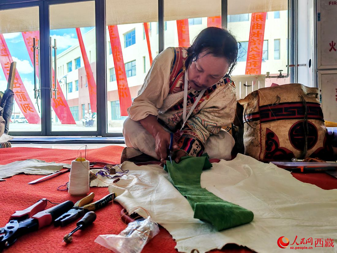 曾經(jīng)的放牛娃學(xué)得一身好手藝。人民網(wǎng) 李海霞攝