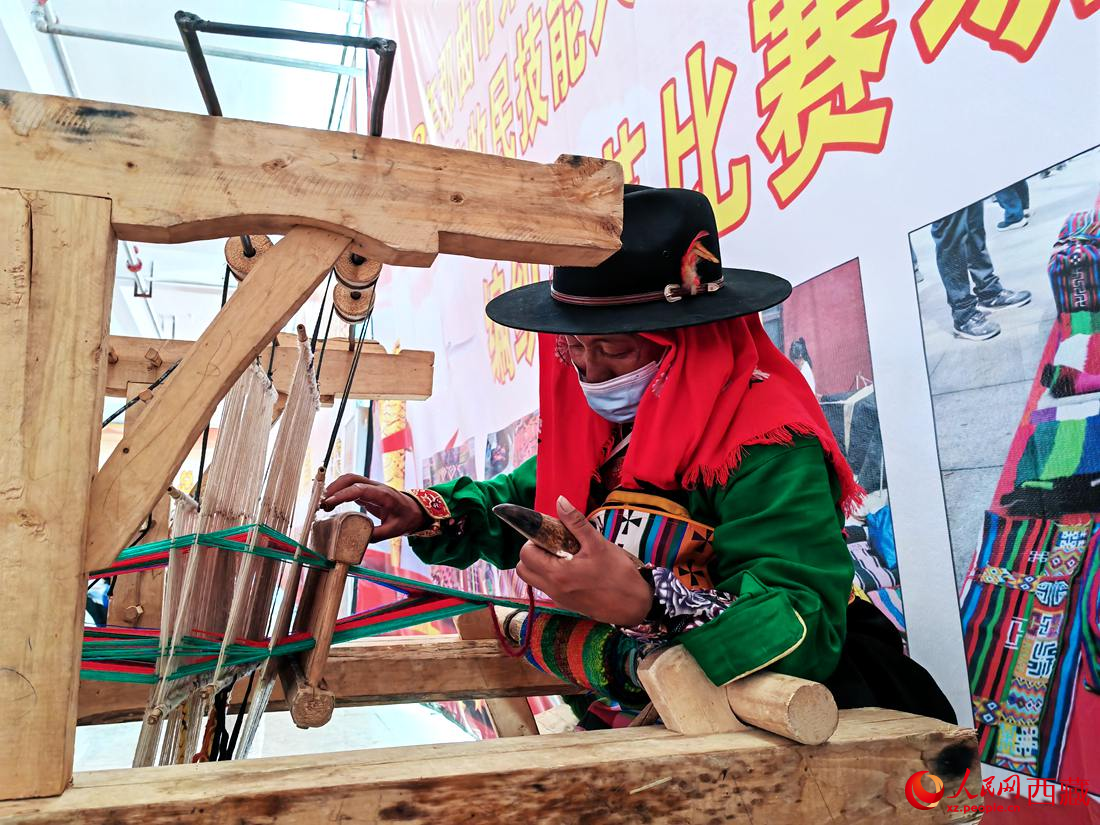 紡織手藝展示。人民網(wǎng) 李海霞攝