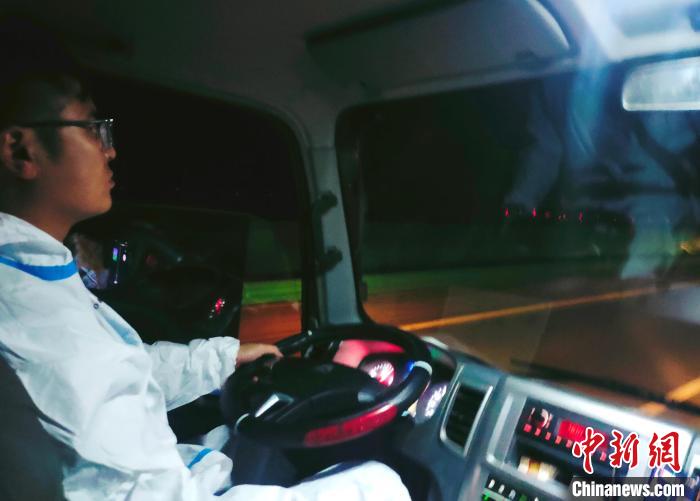 星夜疾馳，只為讓防疫物資早日抵達西藏。　鄭朋 攝