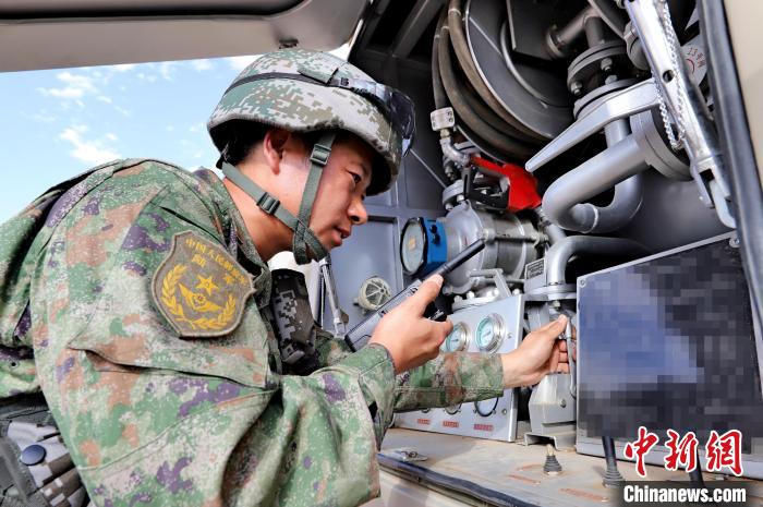 圖為群車加油科目演練現(xiàn)場?！?王先鋒 攝