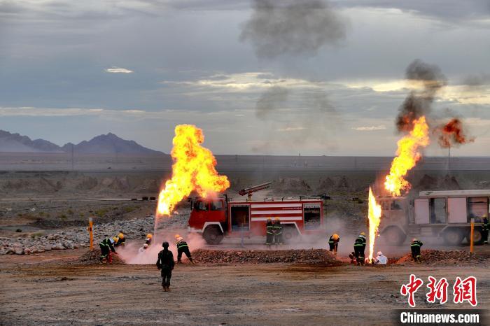 圖為野戰(zhàn)管線搶修?！?鄒寧寧 攝