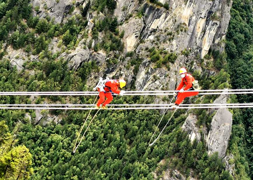 9月15日，電力檢修人員開展左波線米堆冰川段導線扭絞處理走線作業(yè)。旦尼攝