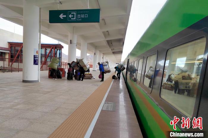 乘客乘復(fù)工專列抵達(dá)日喀則?！±_車務(wù)段 供圖