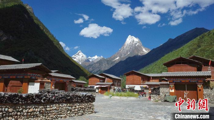 圖為西藏林芝市工布江達(dá)縣錯(cuò)高古村。　謝牧 攝