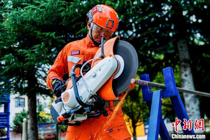 西藏林芝森林消防年度綜合救援技能大練兵活動(dòng)現(xiàn)場(chǎng)?！『罱?攝