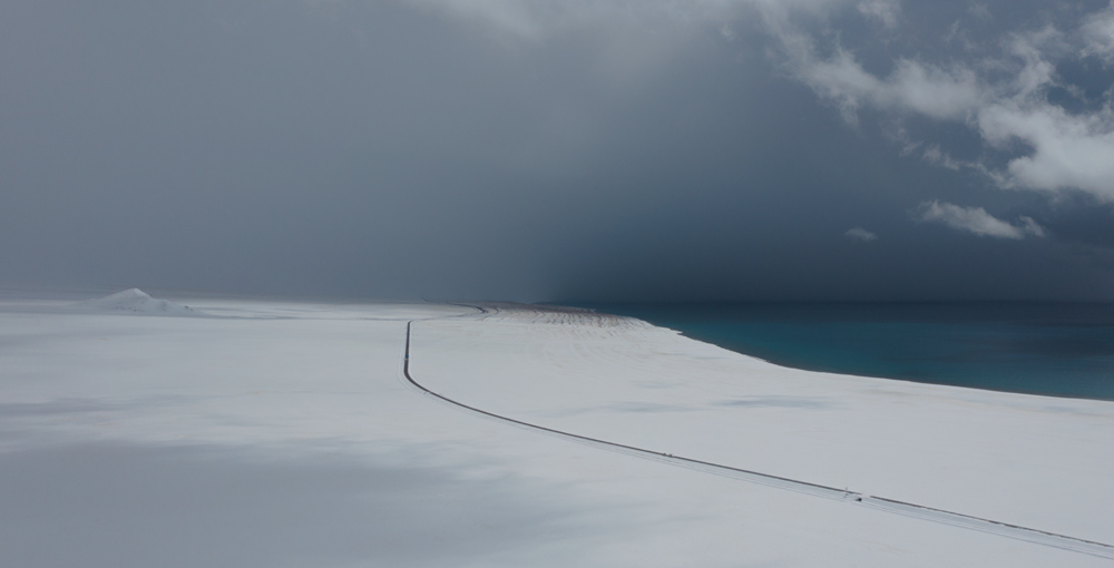 西藏阿里地區(qū)改則縣迎來(lái)初雪，銀裝素裹，美如畫卷。