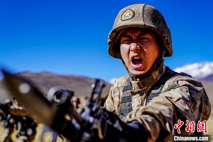 官兵正在進行刺殺操訓練。　西藏山南軍分區(qū)某團供圖