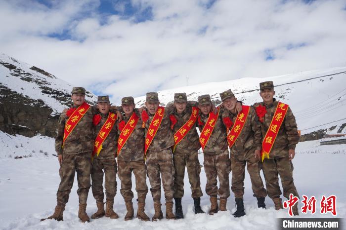 退伍老兵合照留念?！∥鞑厣侥宪姺謪^(qū)某團供圖