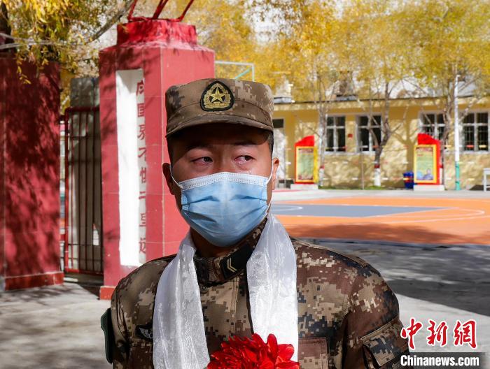 圖為什布奇邊防連退伍老兵臨別前再看一眼連隊(duì)?！詵| 攝