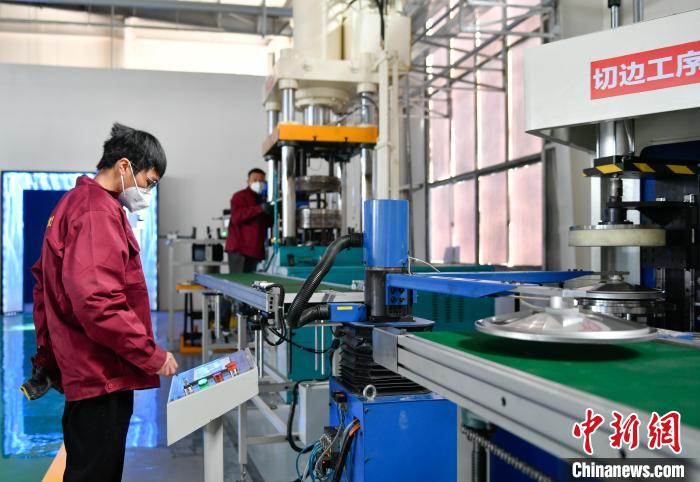 圖為炊具生產(chǎn)線。　貢嘎來松 攝