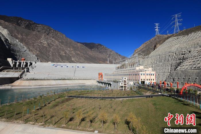 圖為金沙江上游蘇洼龍水電站?！⊥趵?攝