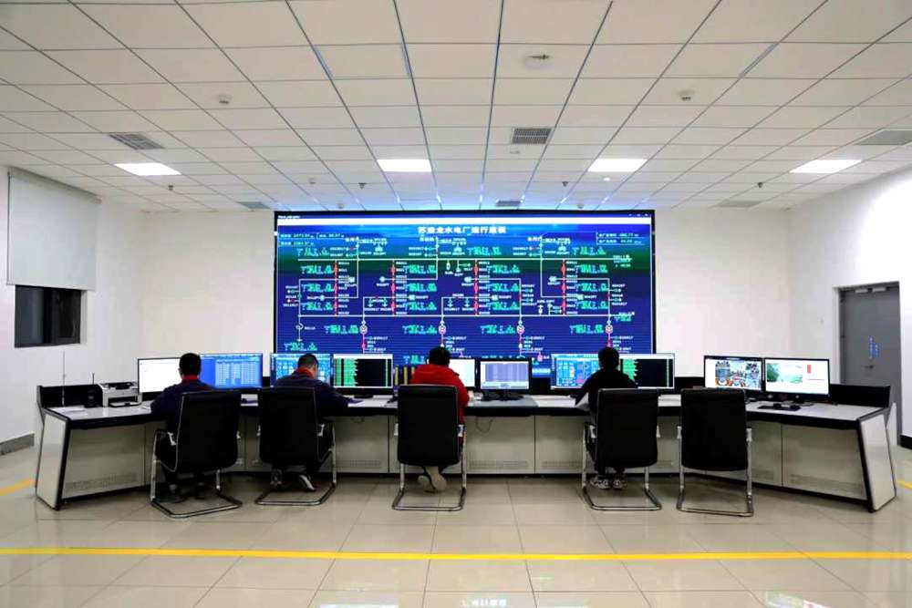 對(duì)大壩填筑碾壓進(jìn)行實(shí)時(shí)全過程監(jiān)控。吳雛音 攝